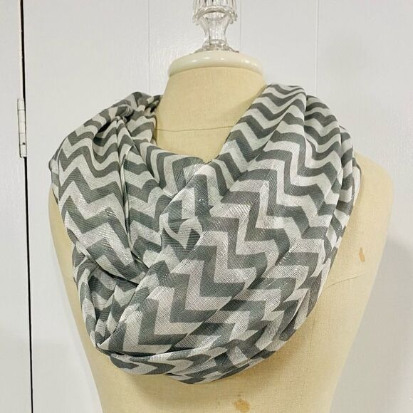 Shimmery Gray and White Scarf - Picture 5 of 6